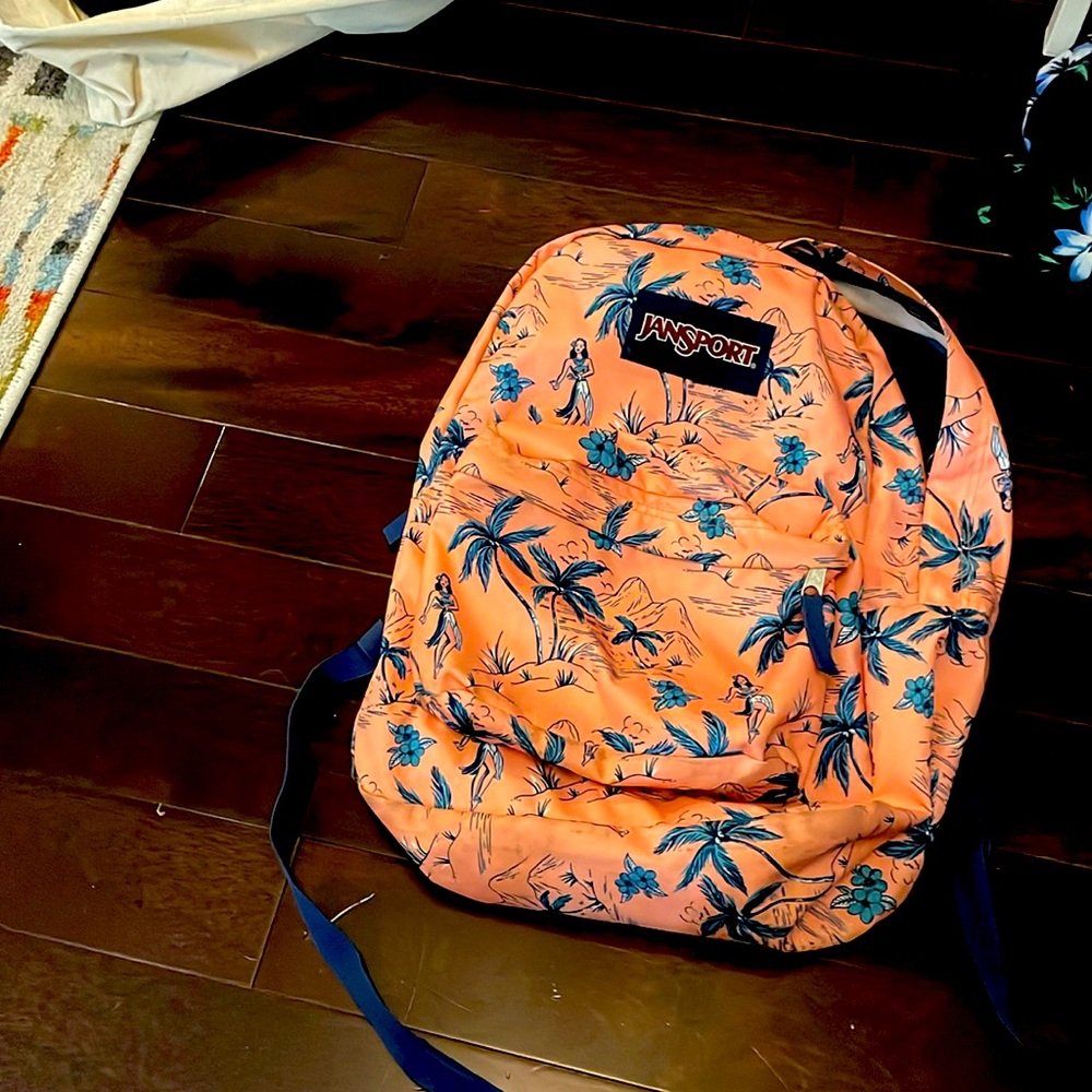 Cute, comfortable, lightweight lots of pockets holds a lot